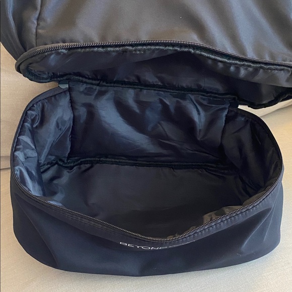 Beyond Yoga convertible gym bag backpack black pristine condition main image 12